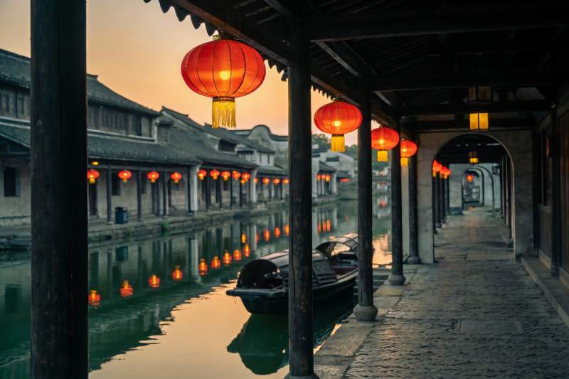 古巷水乡夜景红灯笼图片
