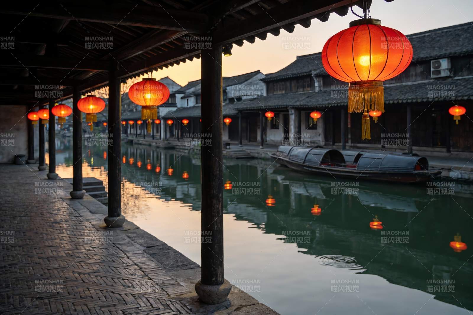 古街水乡夜景灯笼高挂图片