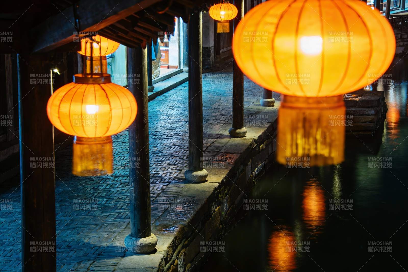 夜色水乡灯笼映河图片