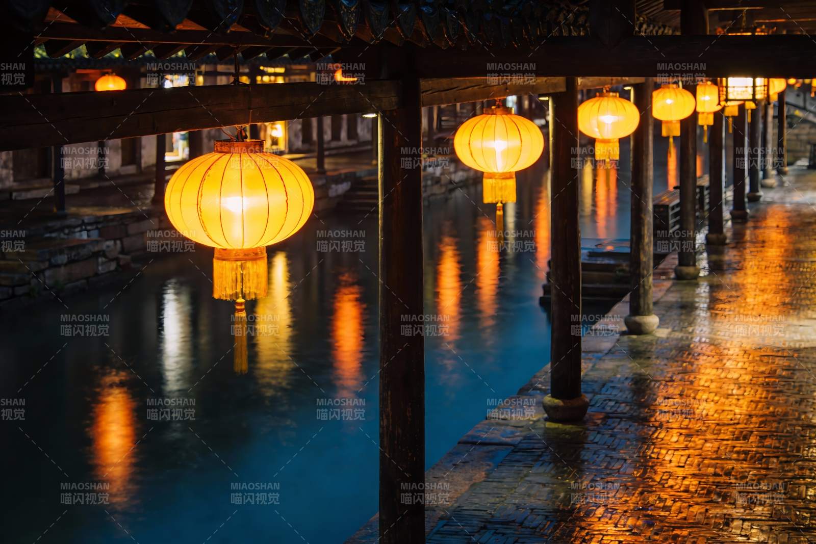 夜色水乡灯笼映照图片