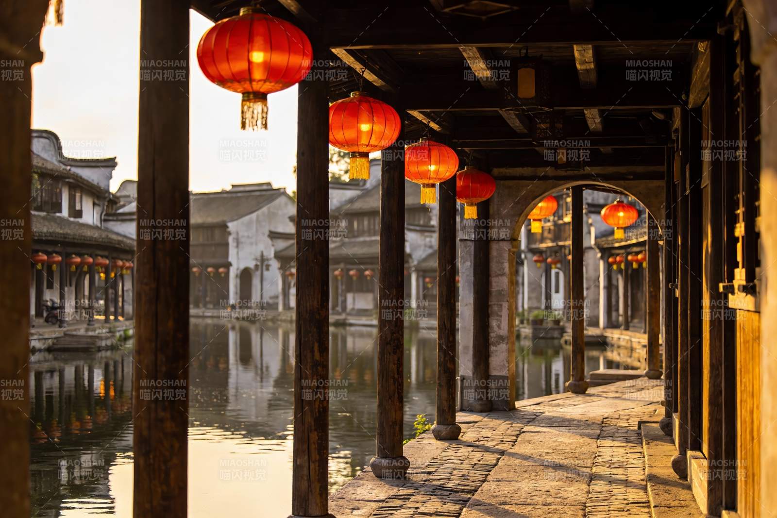 古街水乡夜景灯笼高挂图片