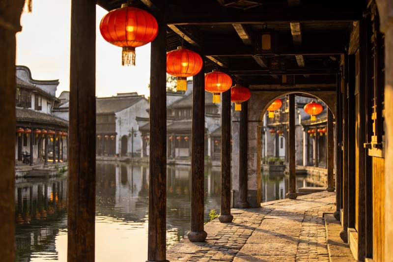 古街水乡夜景灯笼高挂图片