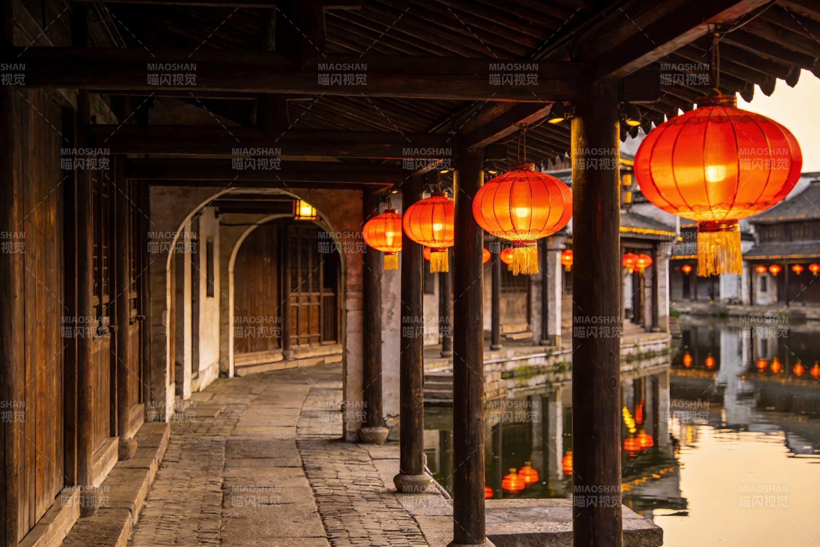 古巷水乡夜景灯笼高挂图片