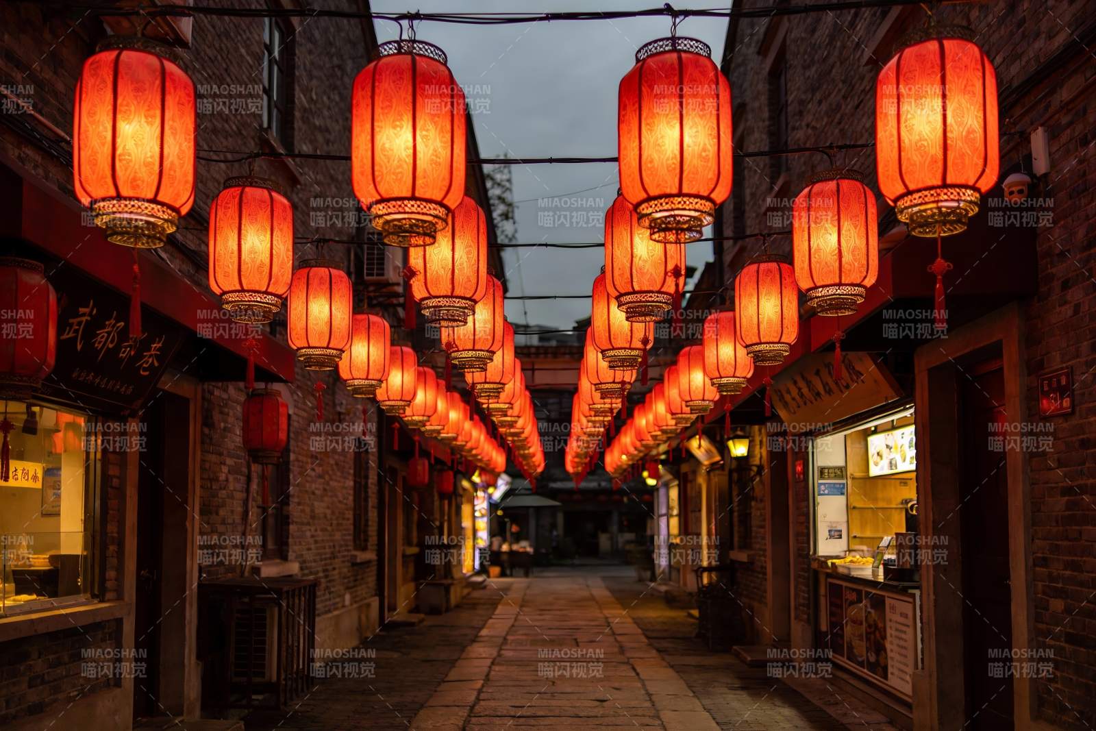 古街夜景红灯笼高挂图片