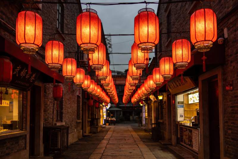 古街夜景红灯笼高挂图片