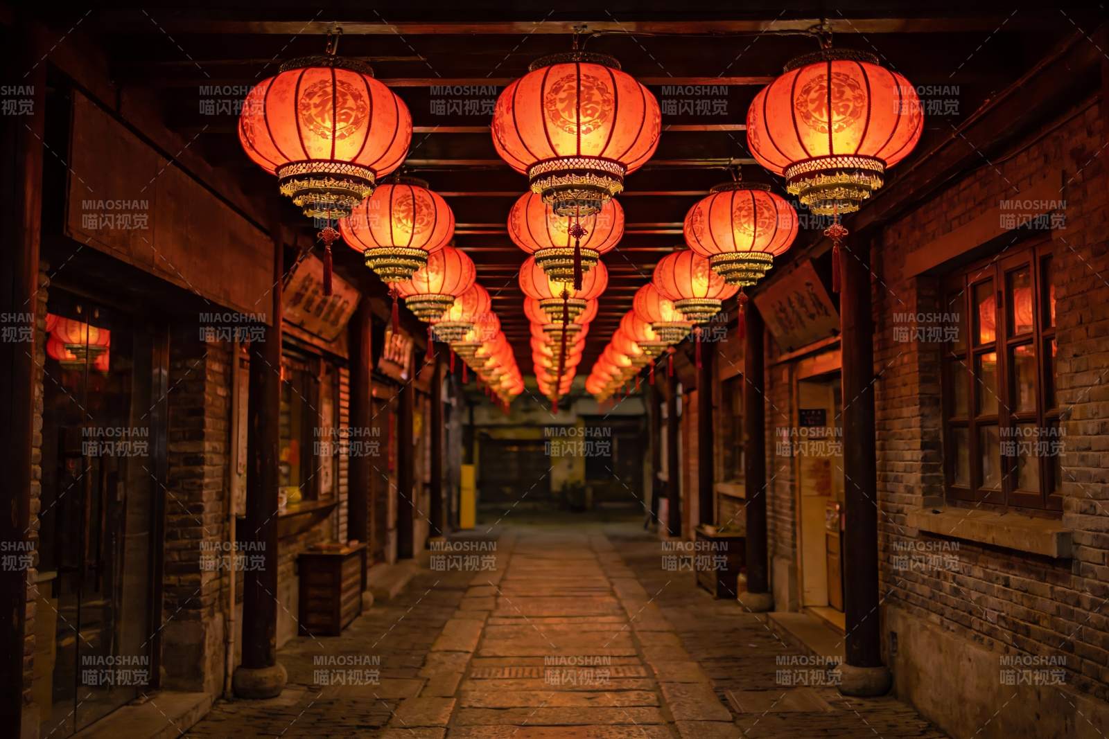 古巷夜景红灯笼高挂图片