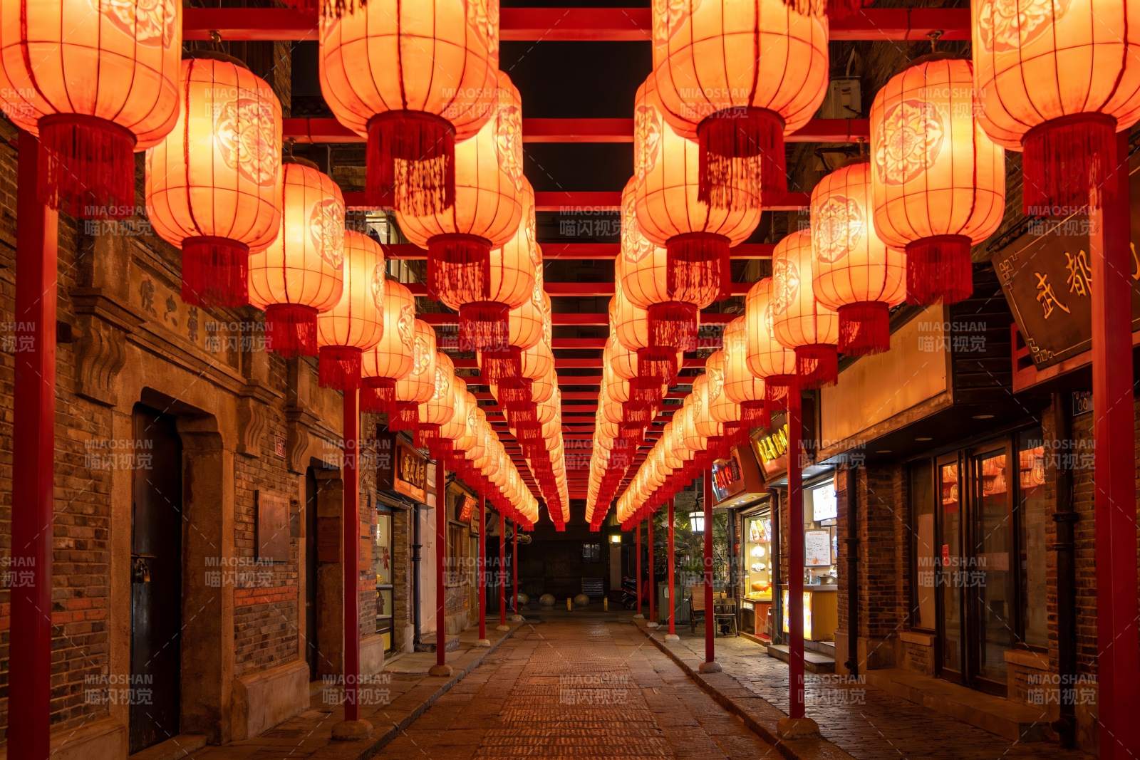 夜色古街红灯笼高挂图片