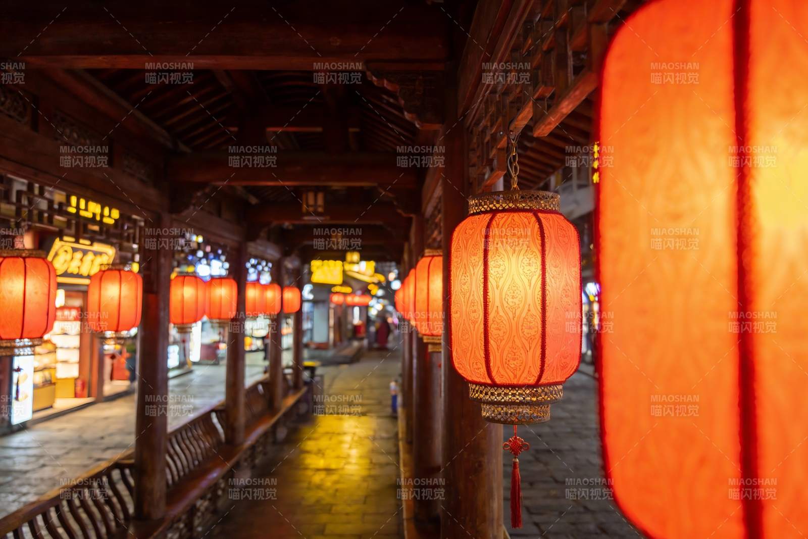 古街夜景红灯笼高挂图片