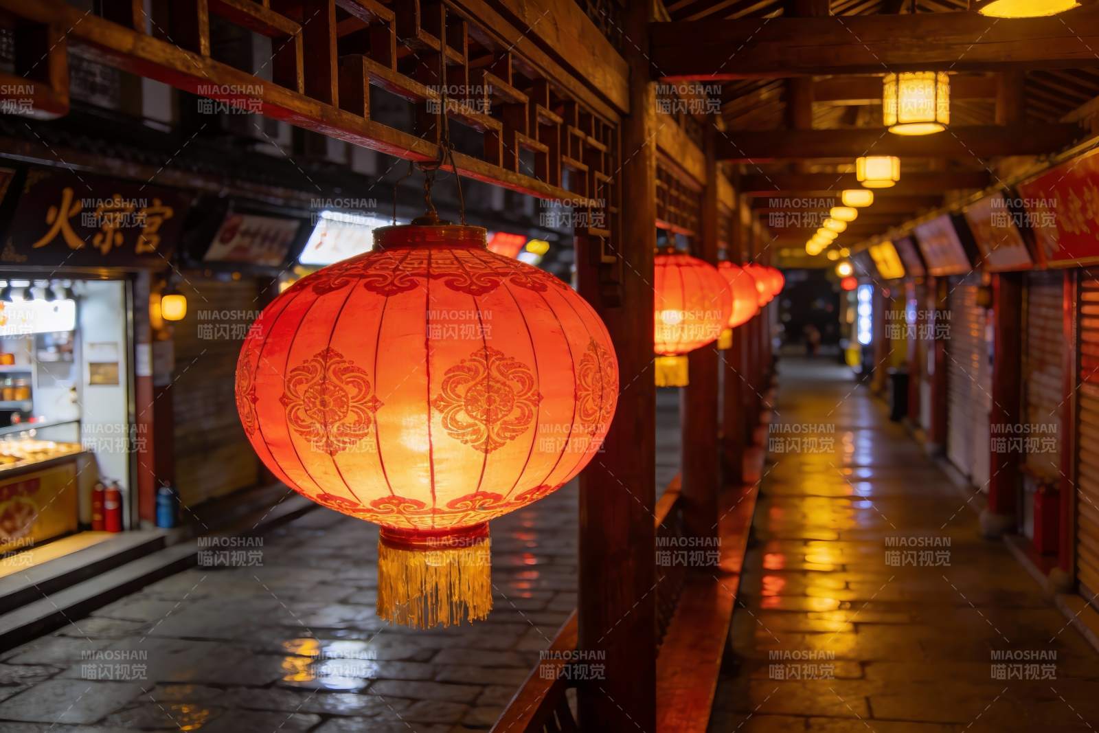 古街夜景红灯笼高挂图片