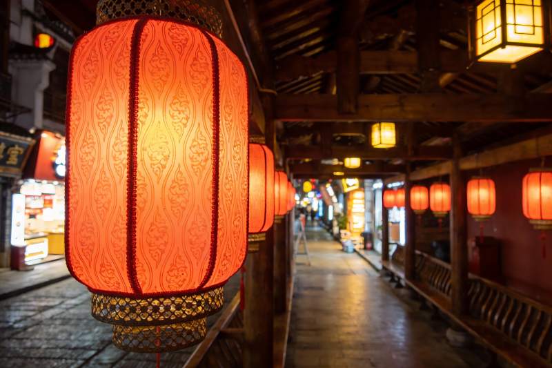 古色古香街道红灯笼高挂图片