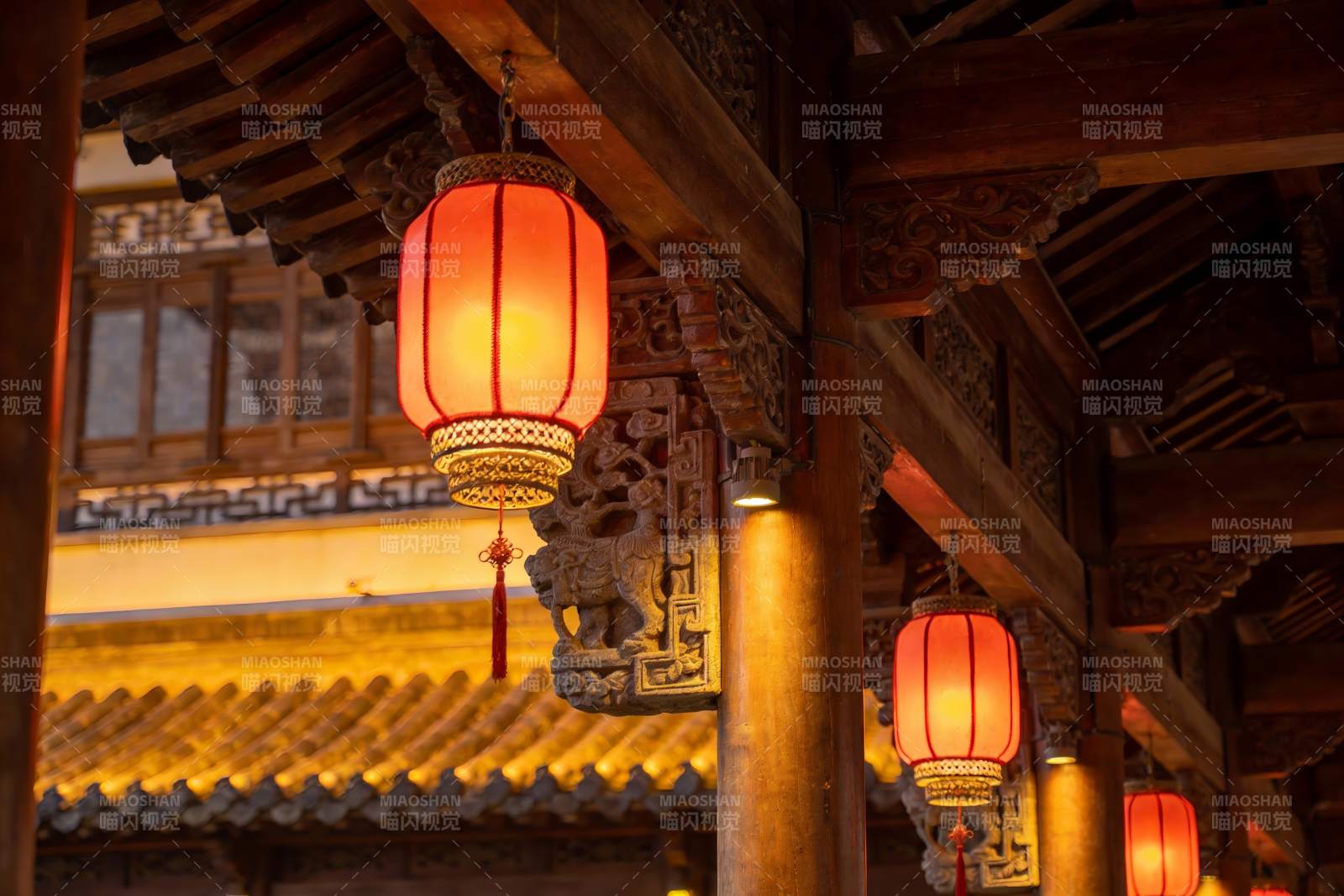 古建筑夜景红灯笼图片