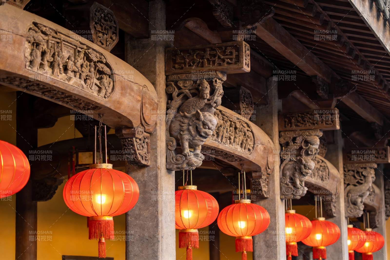 古建筑飞檐下的红灯笼图片