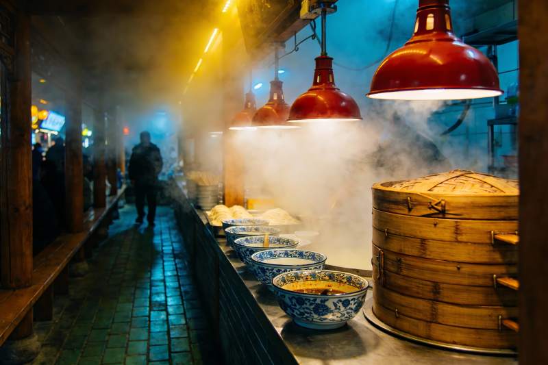 夜市美食摊位热气腾腾图片