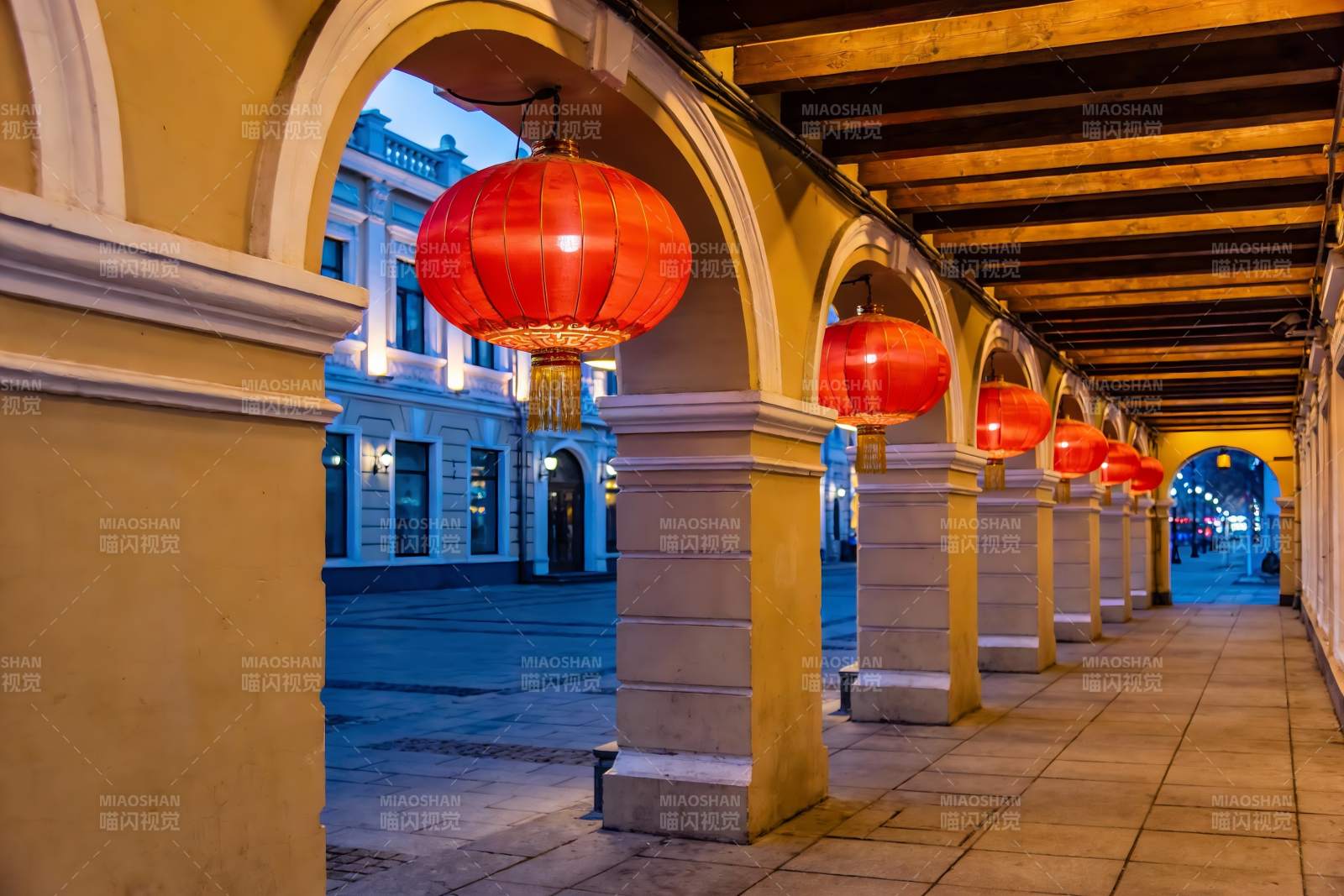拱廊夜景红灯笼图片