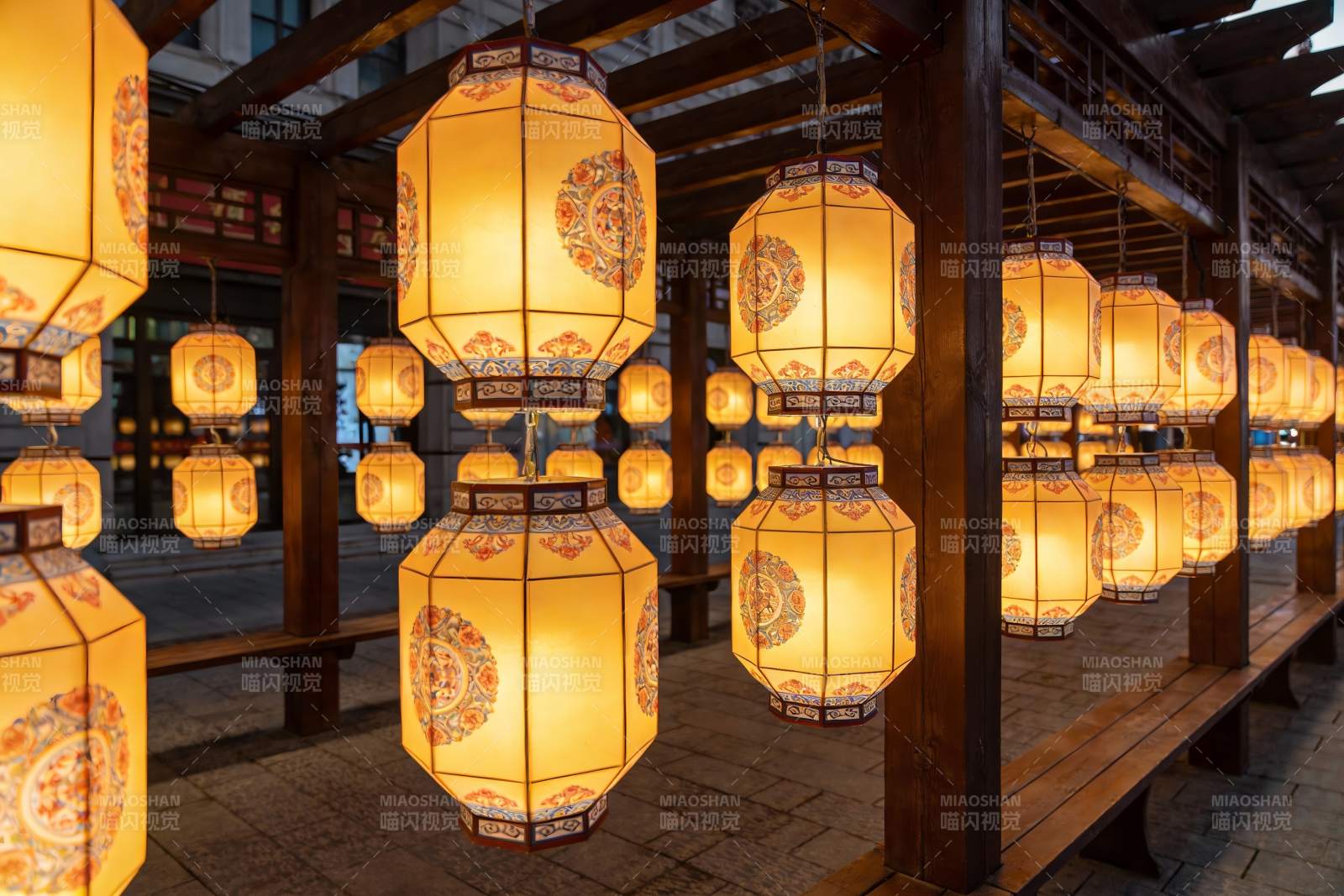 古色古香灯笼长廊夜景图片