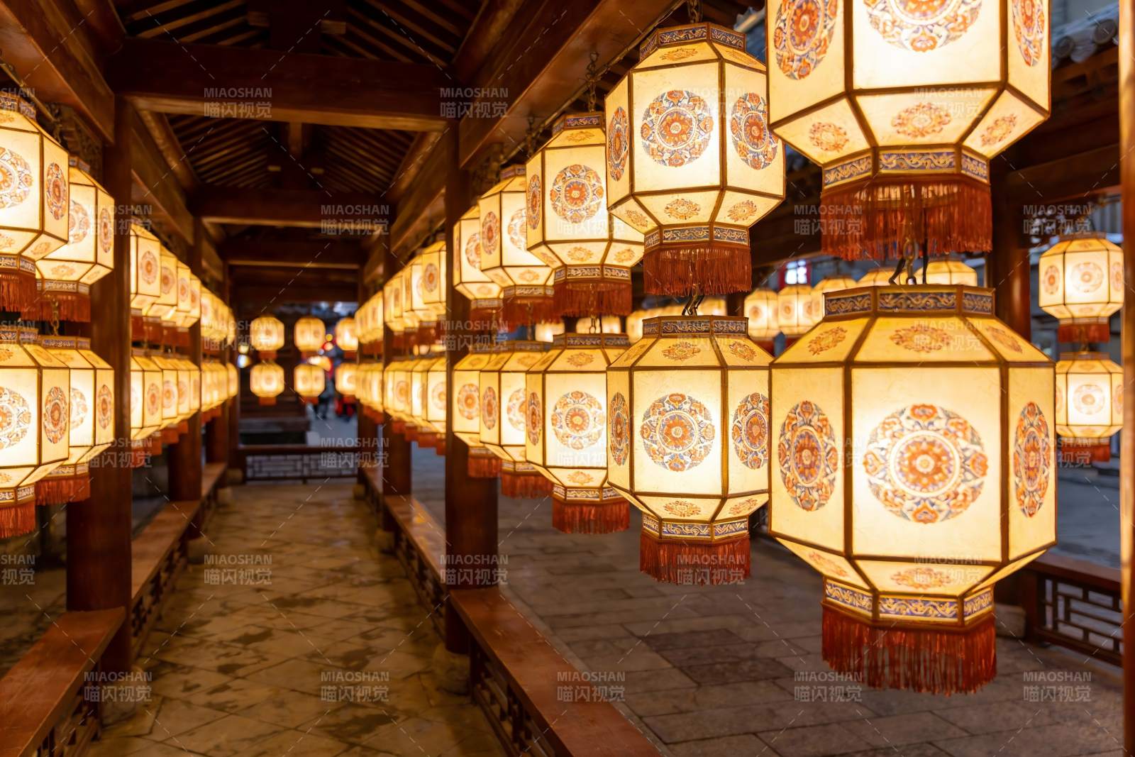 古色古香长廊灯笼夜景图片