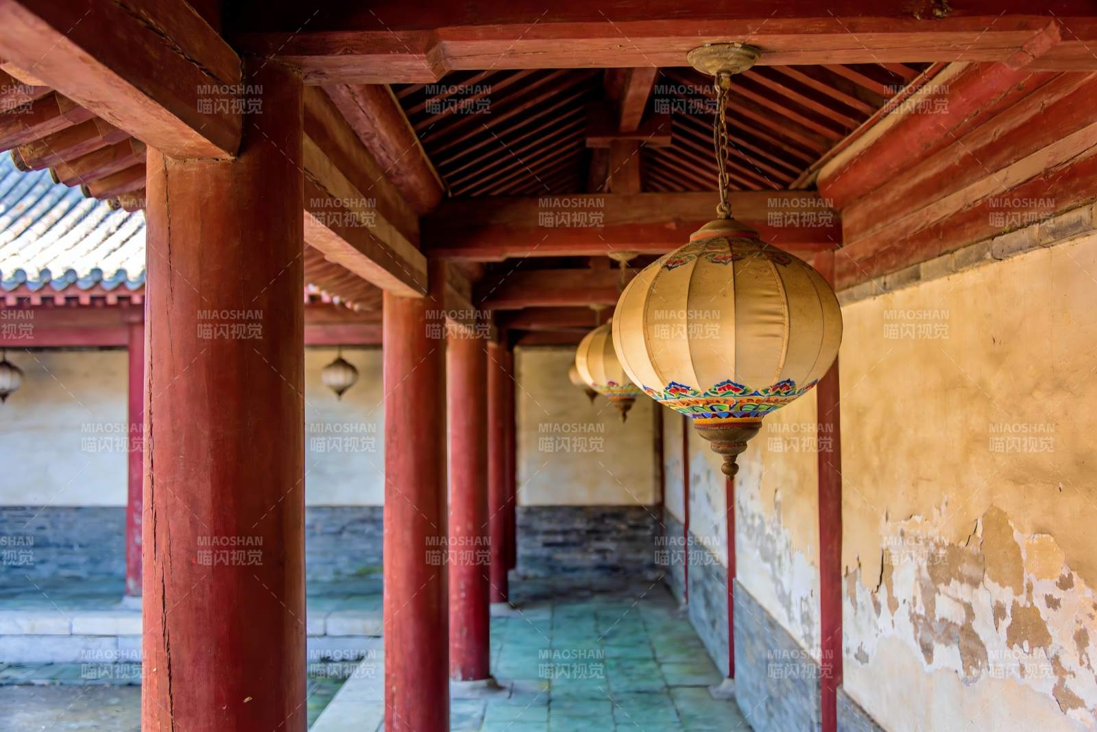 古色古香的中式长廊与灯笼图片