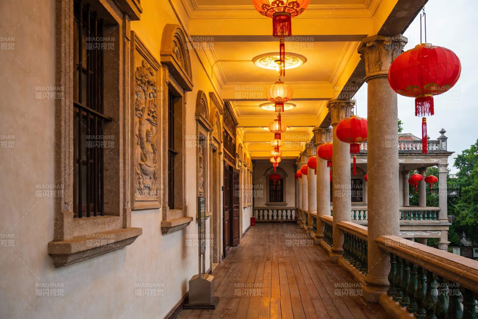 古建筑长廊挂红灯笼图片