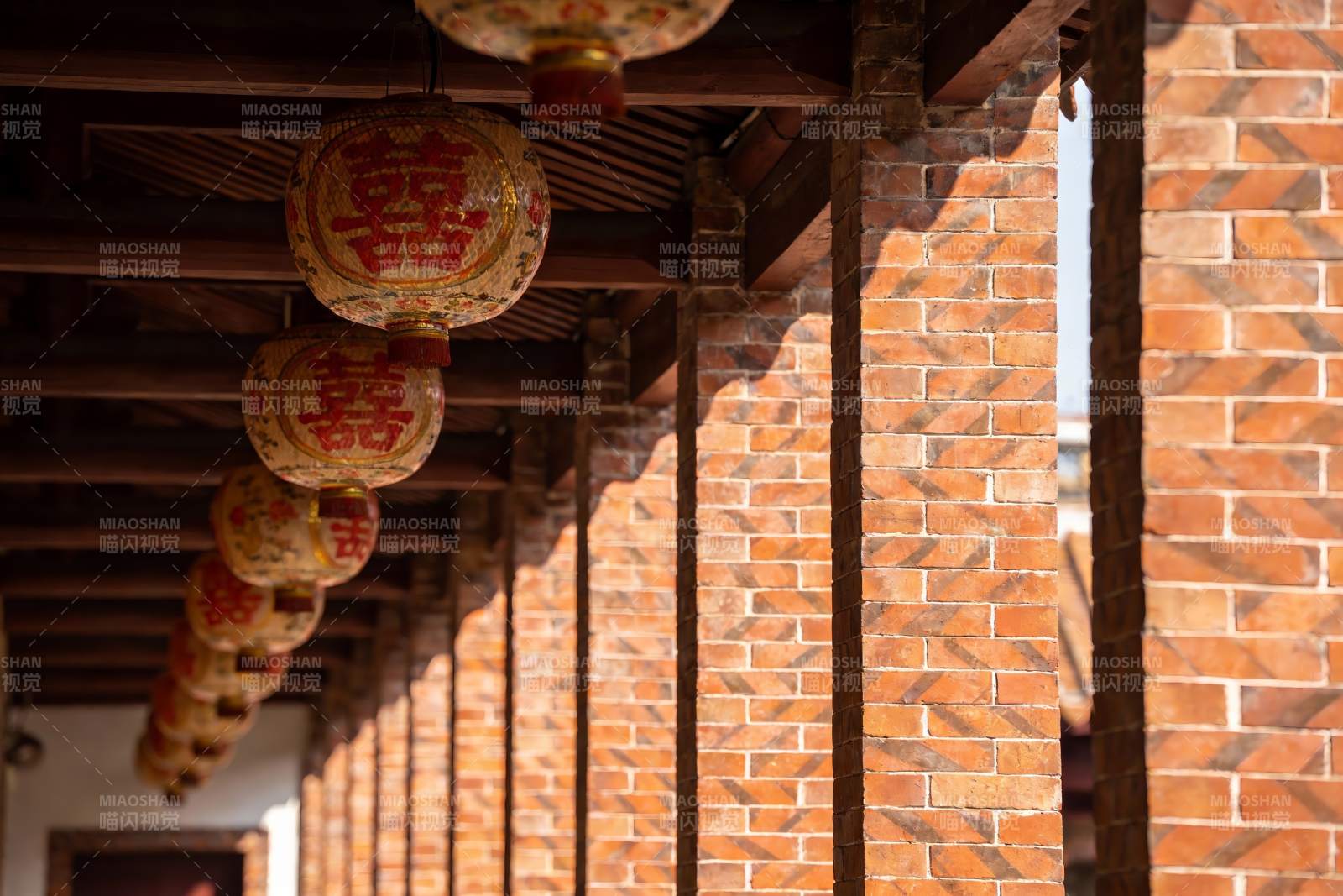 古建筑长廊挂红灯笼图片