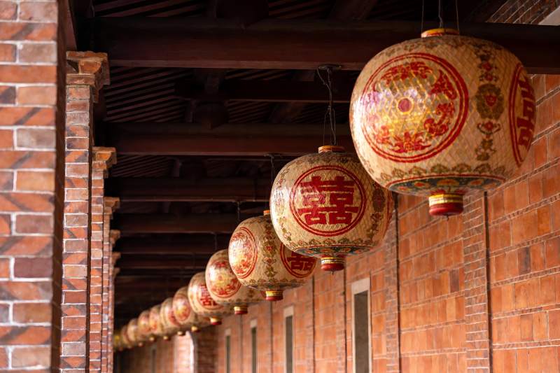 古建筑廊檐下悬挂的红色灯笼图片