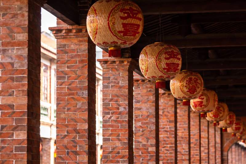 红砖廊柱挂灯笼图片