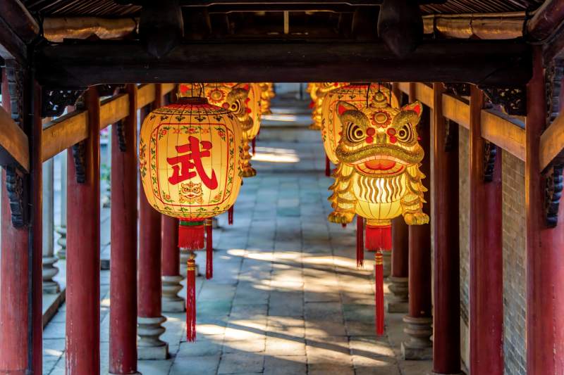 古建筑长廊挂满灯笼图片