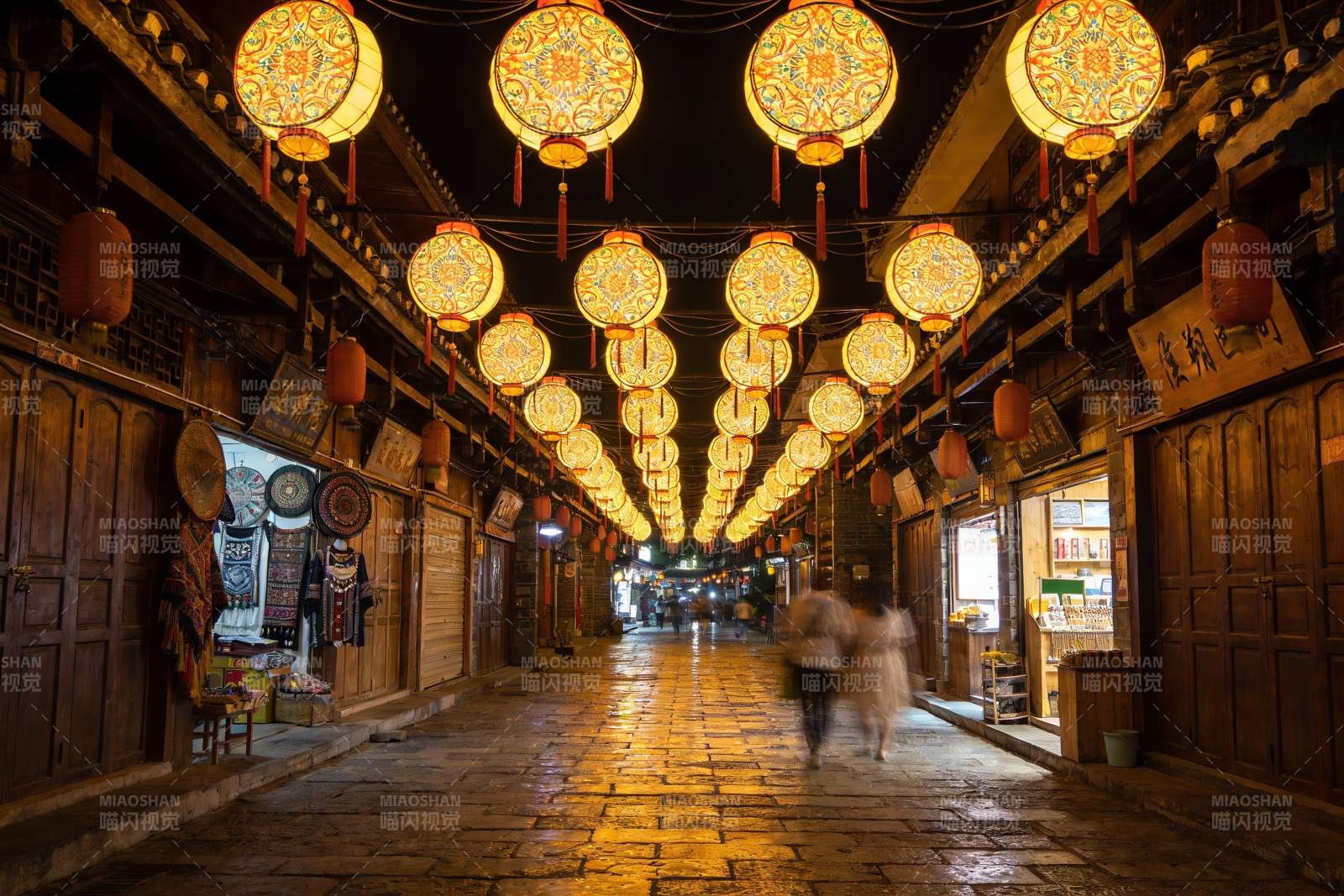 古街夜景灯笼高挂行人漫步图片