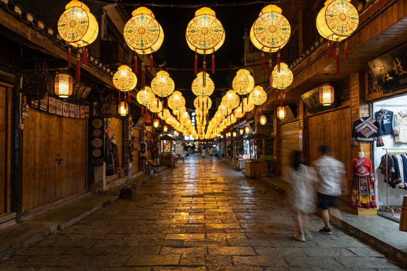 古街夜景灯笼高挂行人漫步图片