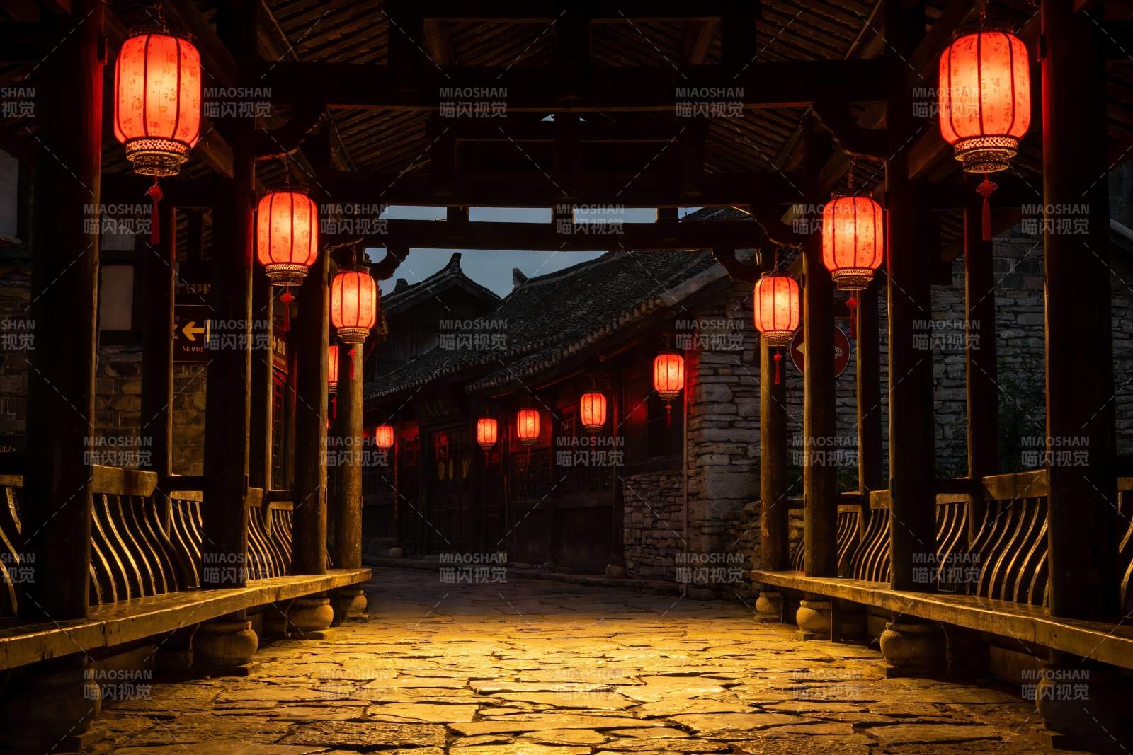 古巷夜景红灯笼高挂图片