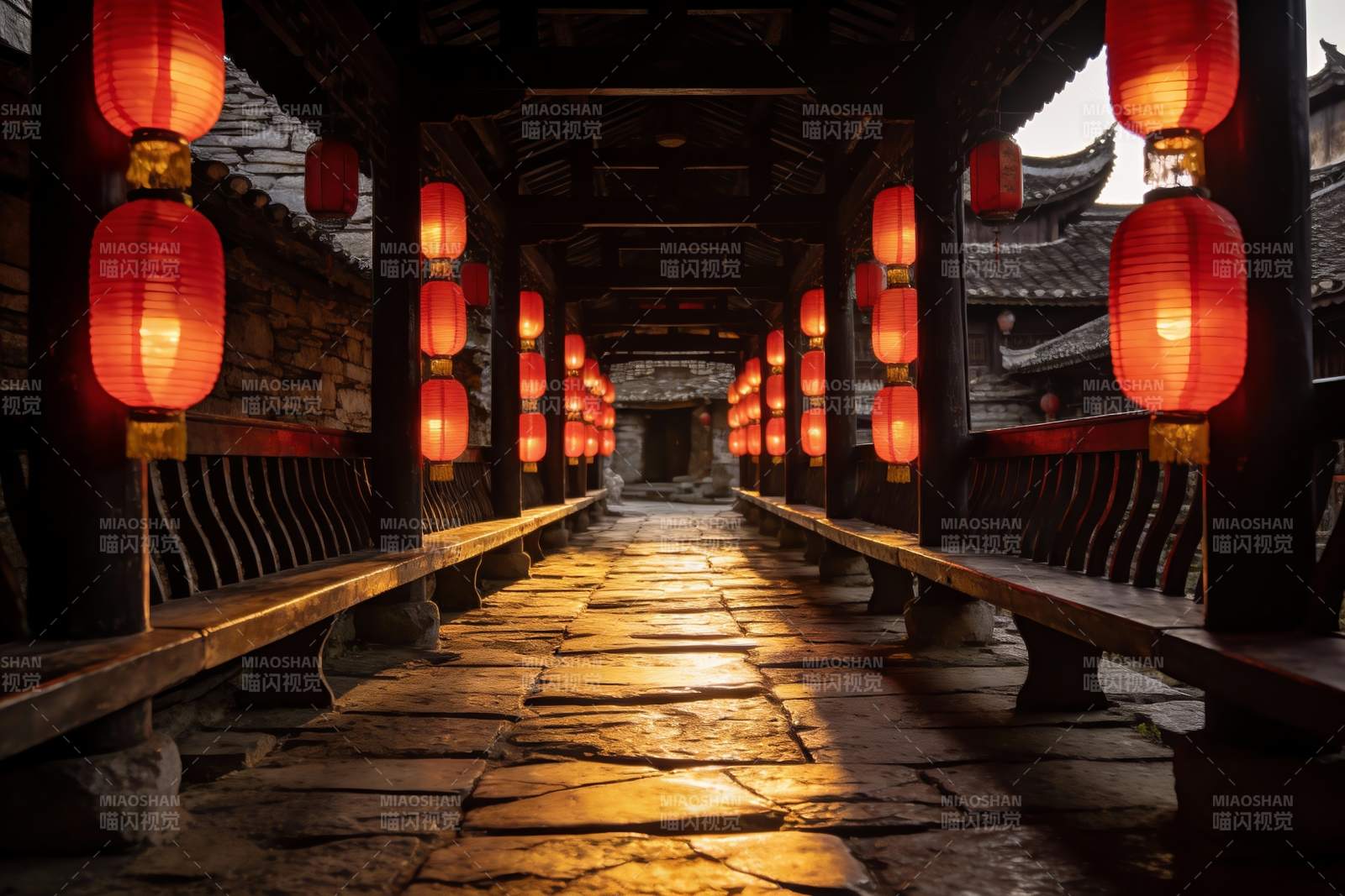 古巷红灯笼映石板路图片