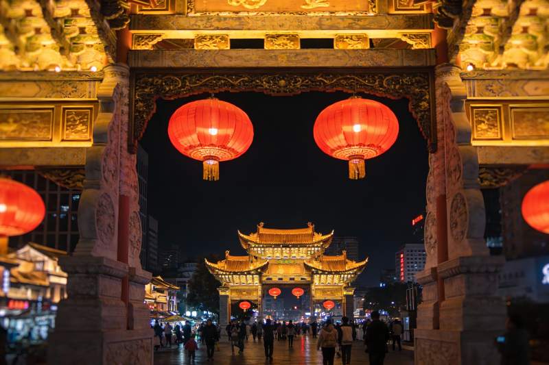 夜游古街灯笼高挂人群熙攘图片