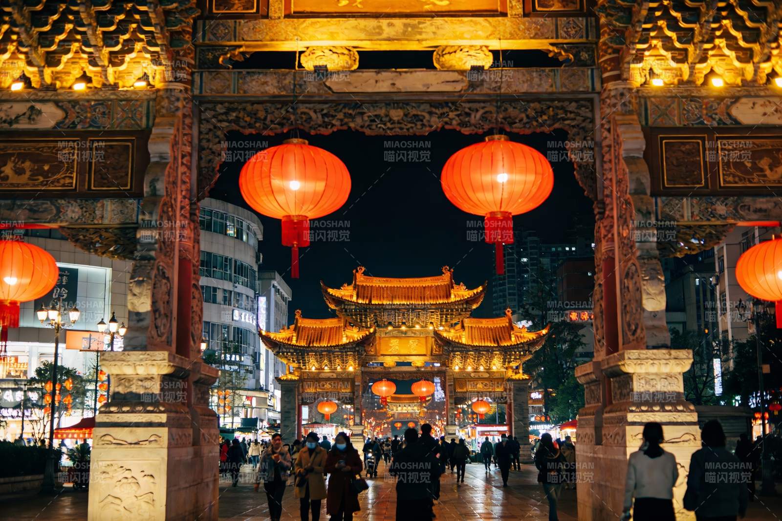 夜游古街灯笼高挂人群熙攘图片