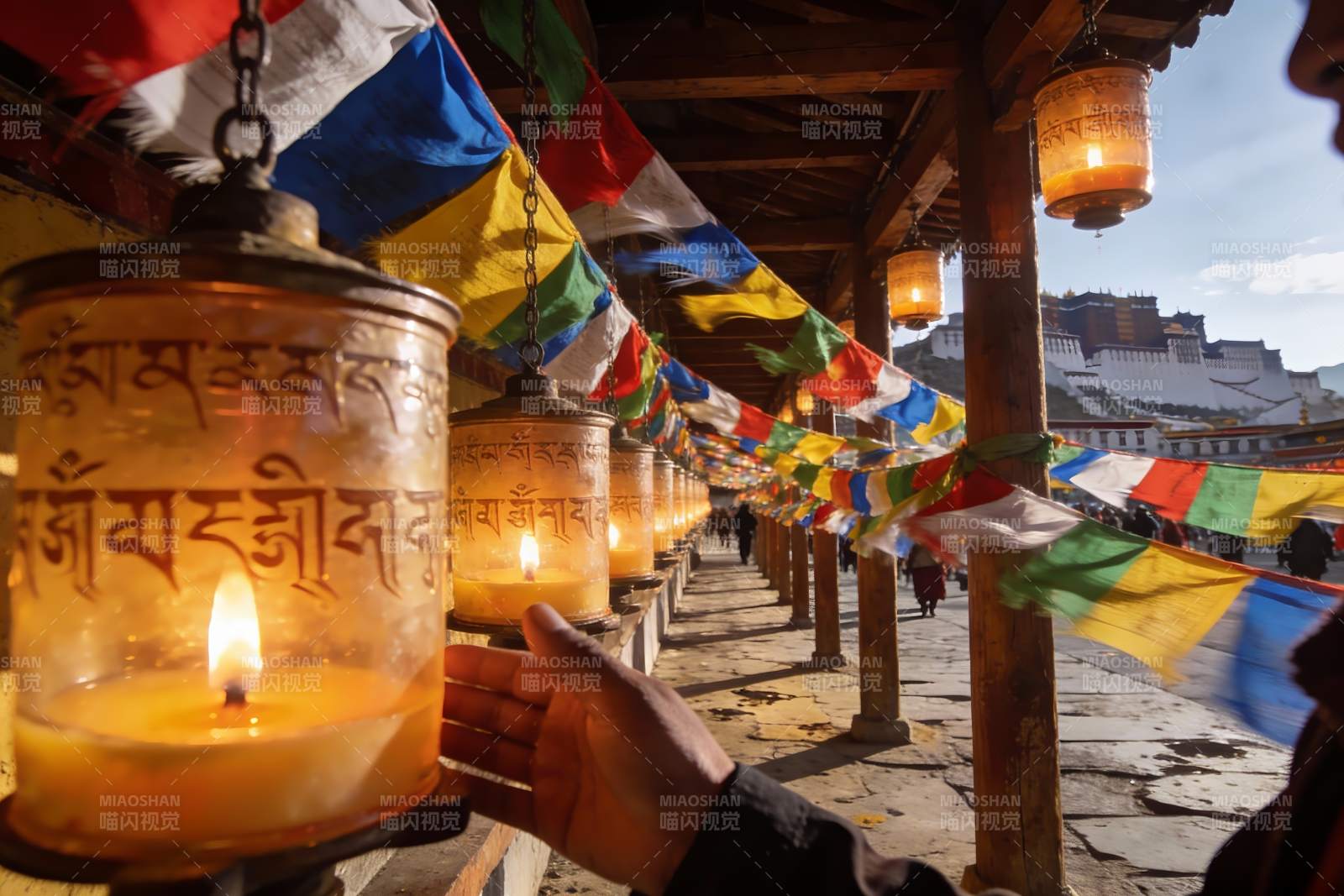 寺庙长廊烛光与彩旗图片