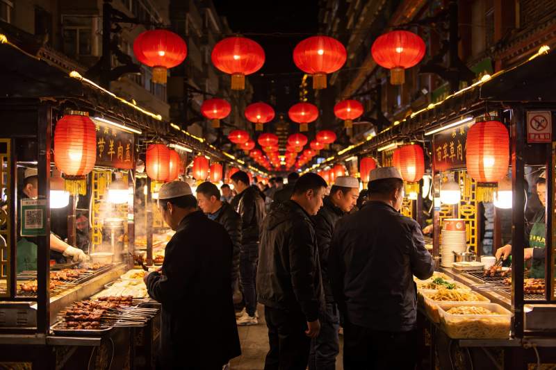 夜市灯火辉煌美食摊位热闹非凡图片