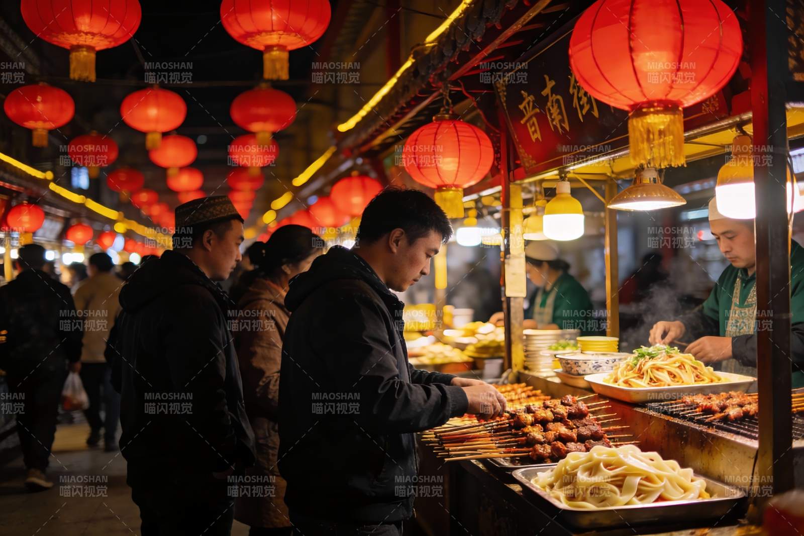 夜市摊位前食客络绎不绝图片