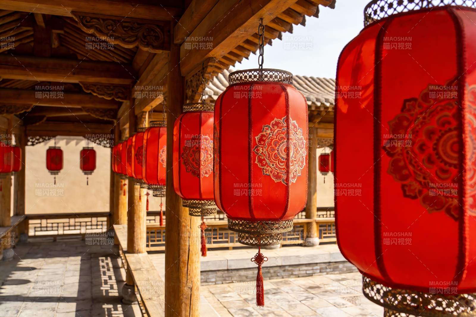 古建筑长廊红灯笼图片