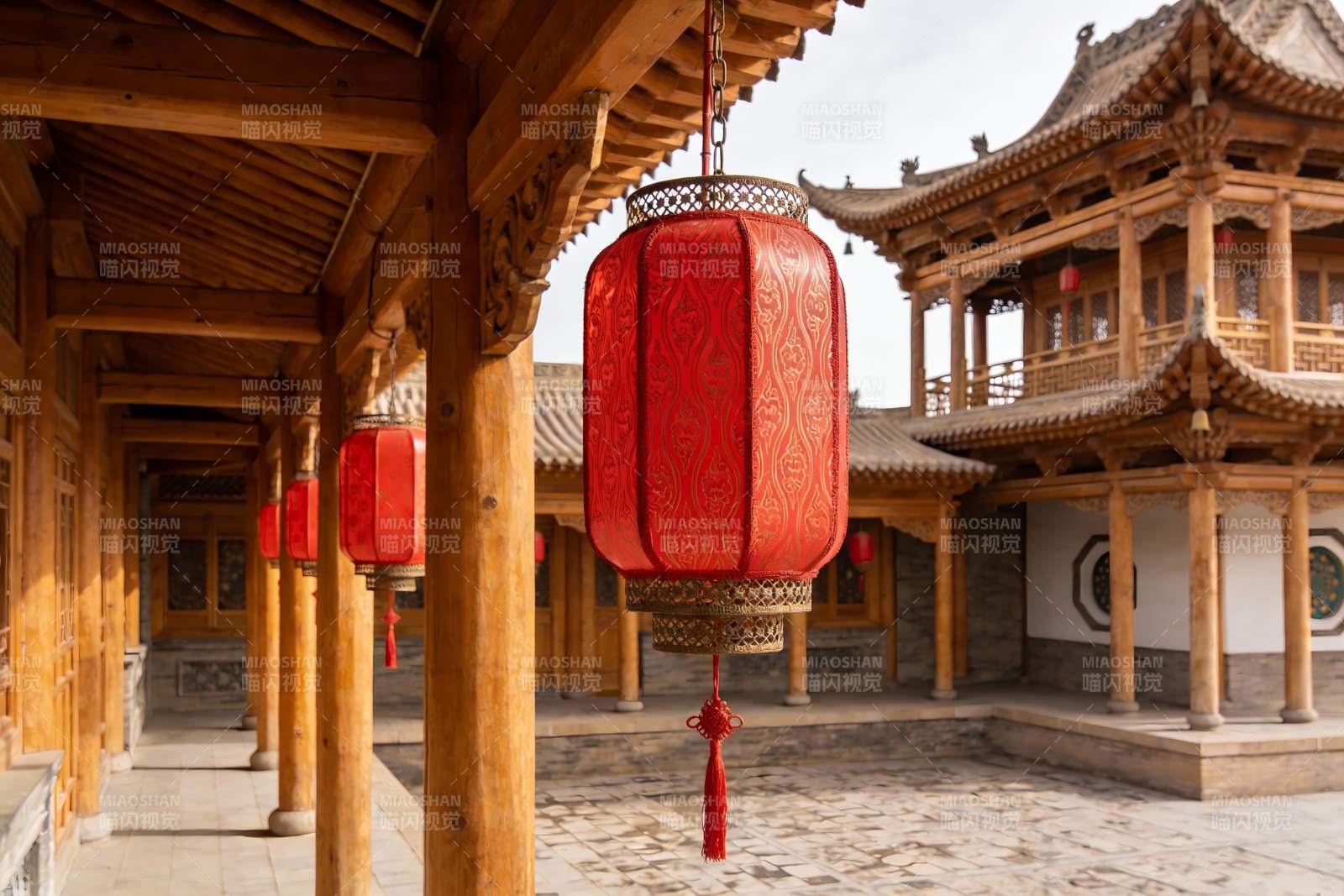 古色古香庭院挂红灯笼图片