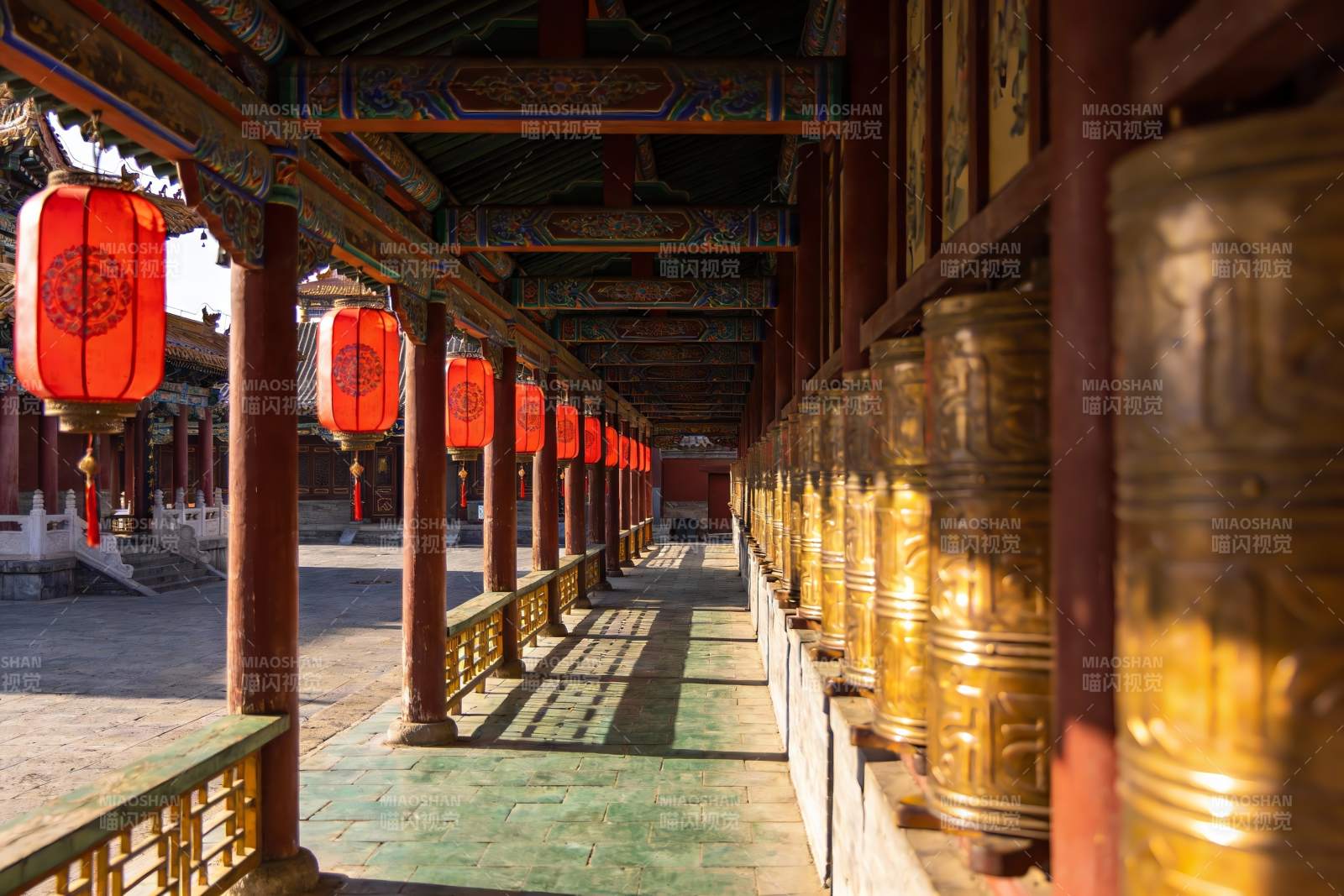 古建筑长廊红灯笼与转经筒图片