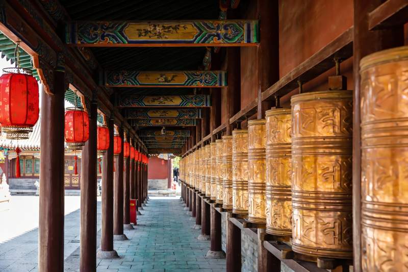 古寺长廊转经筒与红灯笼图片