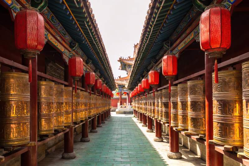 古寺长廊红灯笼金转轮图片