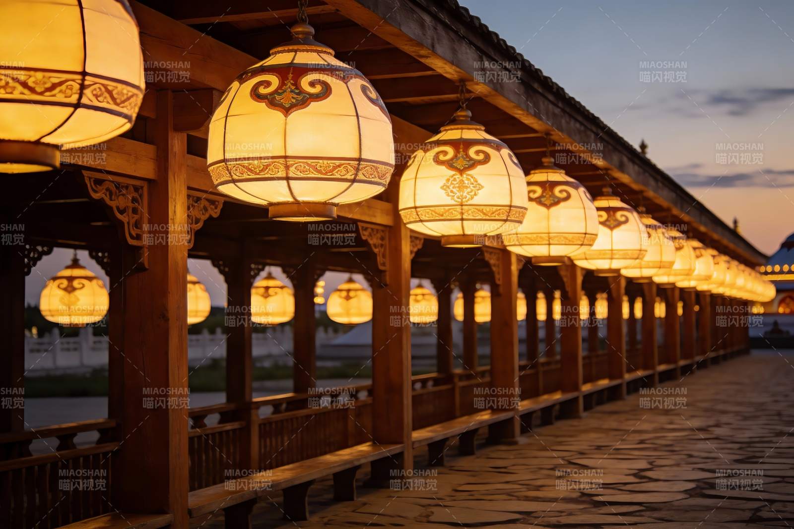 古建筑长廊夜景灯笼图片