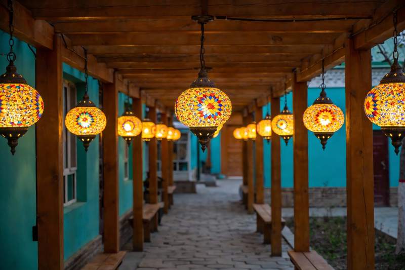 彩灯装饰的木质长廊夜景图片