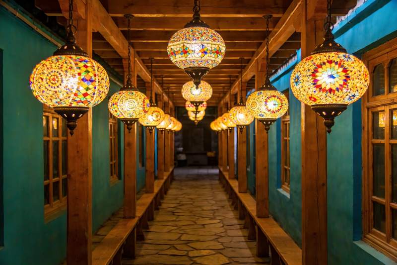 异域风情走廊灯光璀璨图片