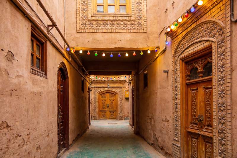 古巷彩灯映衬木门图片