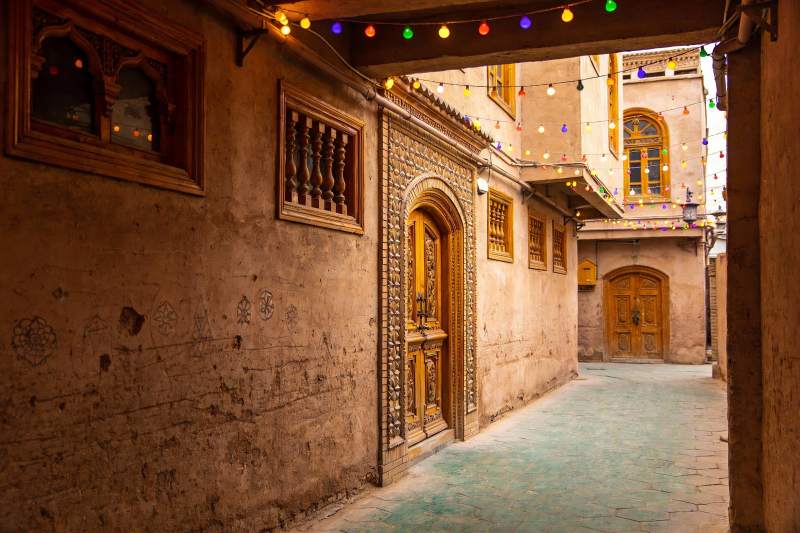 古朴巷道彩灯装饰图片