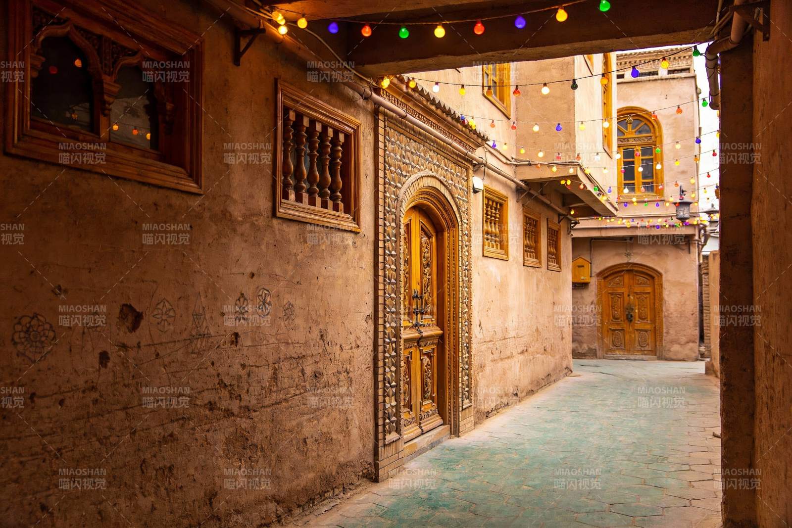 古朴巷道彩灯装饰图片