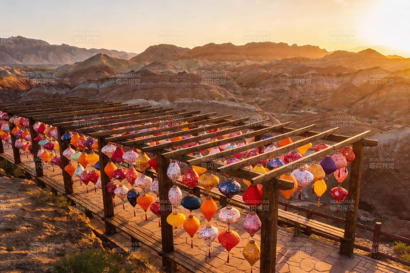 彩灯长廊映山峦日落美景图片