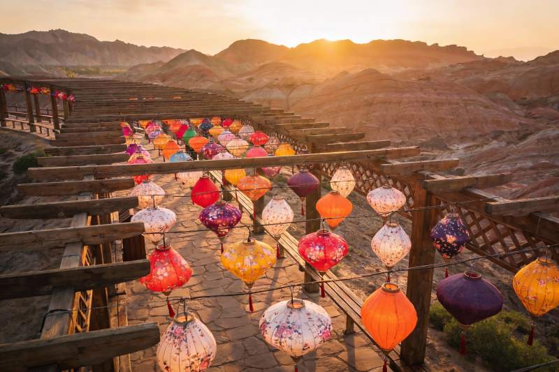 夕阳下的彩灯长廊图片