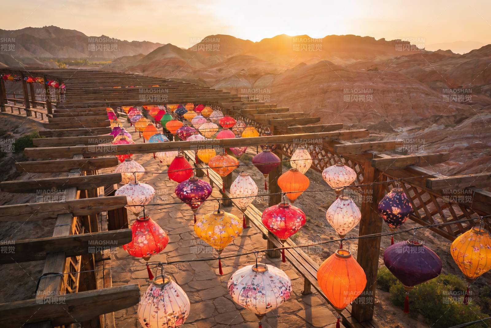 夕阳下的彩灯长廊图片