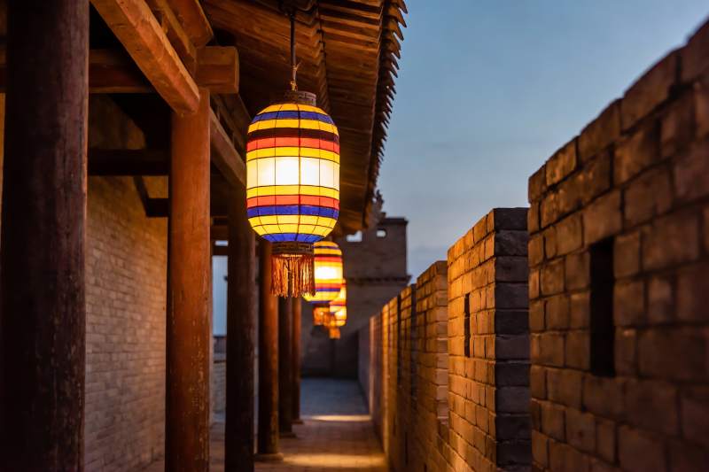 古建筑长廊夜景灯笼高挂图片